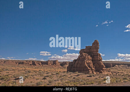 Strane formazioni rocciose sul percorso 24, Wayne County. UT Foto Stock