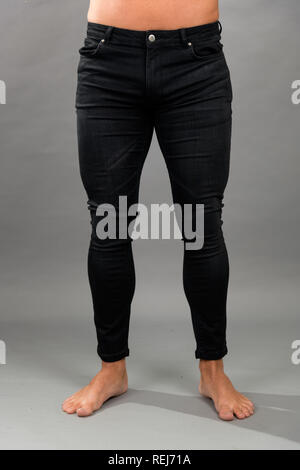 Moderno senza marchio maschio Black skinny jeans isloated su sfondo grigio Foto Stock