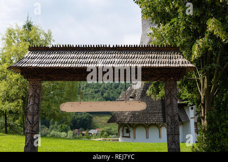 Barsana Monastero dettagli architettonici - Il suono di 'toaca' (in cui il legno battuto contro il legno) è usato per richiamare le monache a pregare(Maramures, Romania). Foto Stock