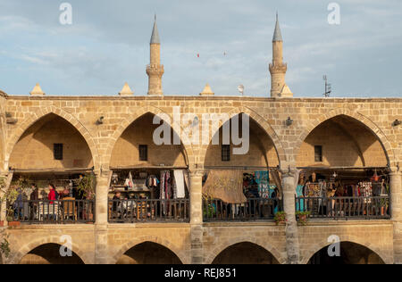 Büyük Han (Grande Inn) storica cinquecentesca di inn, ora un centro commerciale con negozi di boutique, caffetterie e un cortile nella parte nord di Nicosia, Cipro Foto Stock