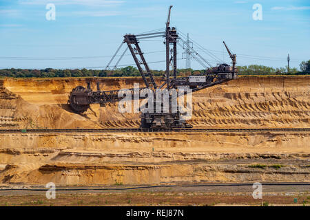 ELSDORF, NRW, Germania - 12 agosto 2018: escavatore mineraria nella miniera di lignite Hambach. Mostra la degradazione di fossili carbone marrone Foto Stock