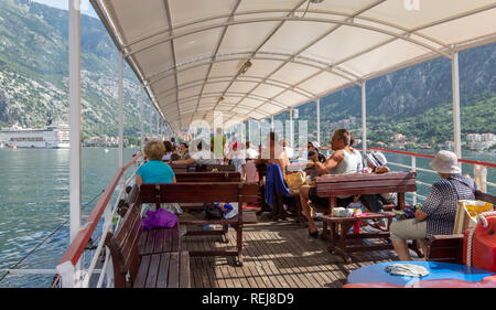 I turisti vela sul piacere nave ammirando la bellezza della struttura Boka Kotorska bay in un caldo giorno d'estate e di sole Foto Stock