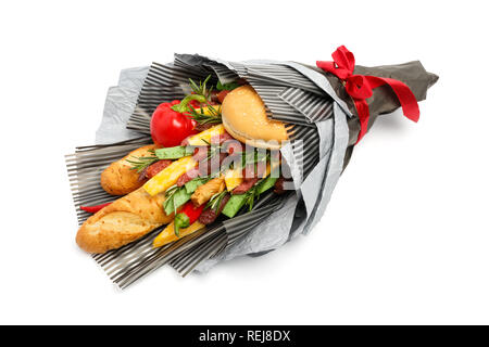 Pane di grano, sesamo bun, formaggi di diverse varietà, salsicce e pepe sono avvolti in carta grigia come un dono bouquet su sfondo bianco Foto Stock