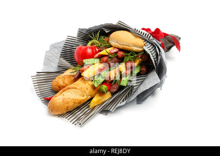 Pane di grano, sesamo bun, formaggi di diverse varietà, salsicce e pepe sono avvolti in carta grigia come un dono bouquet su uno sfondo bianco. Fore vi Foto Stock