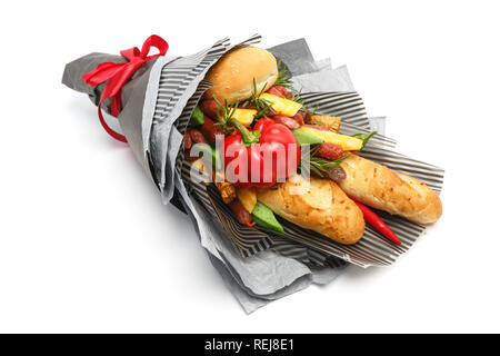 Pane di grano, sesamo bun, formaggi di diverse varietà, salsicce e pepe sono avvolti in carta grigia come un dono bouquet su uno sfondo bianco. Vi laterale Foto Stock