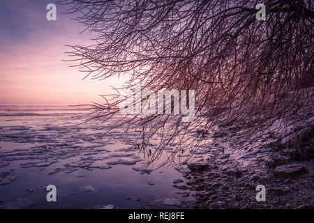 Bellissimo paesaggio che mostra la bellezza del tramonto su una sera d'inverno sul mare Foto Stock