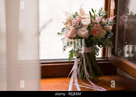 Rosa e pesca Bouquet nozze sorge sul davanzale Foto Stock