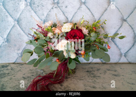 Magnifico Bouquet nozze da varie specie di fiori e verde Foto Stock
