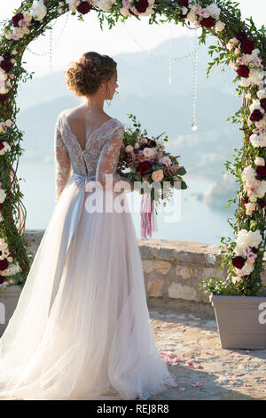 La sposa è in possesso di un magnifico bouquet di nozze Foto Stock