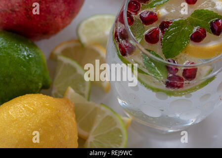 Una sana rinfrescante agli agrumi e melograno bevanda frizzante. Foto Stock