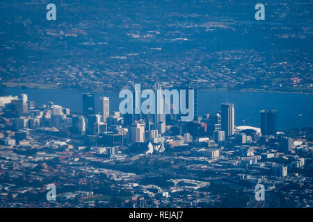 Skyline del centro di Perth in Western Australia visto dalla posizione di airborne Foto Stock