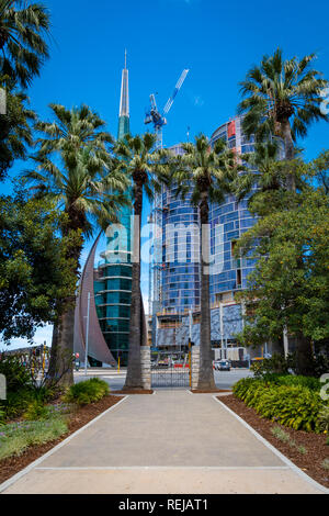 Elizabeth Quay visto da Stirling giardini con vista verso la torre campanaria a Perth, Western Australia Foto Stock