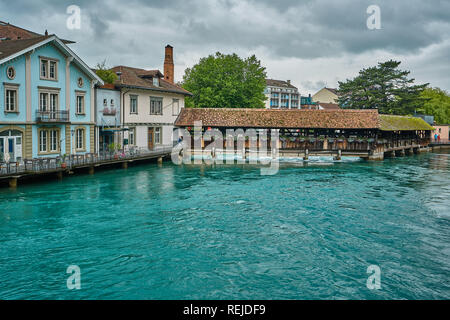 Panorama di Thun con vecchio ponte di legno sul fiume Aare. Thun Town si trova vicino al Lago Thunersee, nella regione dell'Oberland Bernese in Svizzera Foto Stock