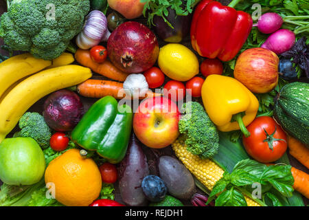 Assortimento di prodotti freschi raccolti di frutta e verdura sul tavolo. vista superiore Foto Stock