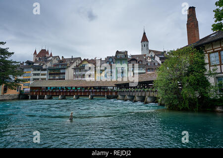 Panorama di Thun con vecchio ponte di legno sul fiume Aare. Thun Town si trova vicino al Lago Thunersee, nella regione dell'Oberland Bernese in Svizzera Foto Stock