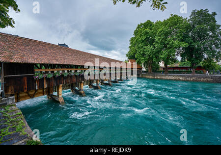 Panorama di Thun con vecchio ponte di legno sul fiume Aare. Thun Town si trova vicino al Lago Thunersee, nella regione dell'Oberland Bernese in Svizzera Foto Stock