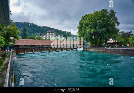 Panorama di Thun con vecchio ponte di legno sul fiume Aare. Thun Town si trova vicino al Lago Thunersee, nella regione dell'Oberland Bernese in Svizzera Foto Stock