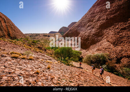 La gente camminare sotto il sole cocente in estate calda giornata di sole in Olgas NT outback centrale Australia Foto Stock