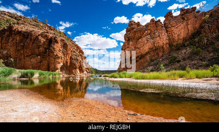 Scenic panorama di Glen Helen gorge nel West MacDonnell National Park in NT outback centrale Australia Foto Stock