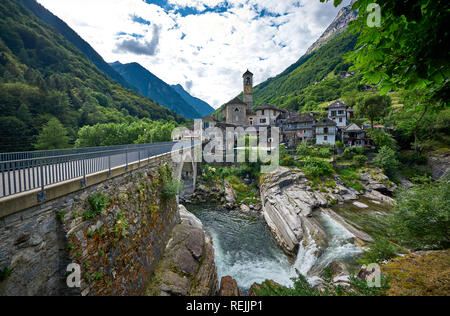 Panorama paesaggistico del romantico villaggio di Lavertezzo, Val Verzasca, Ticino, Svizzera. Chiesa, fiume, alberi verdi, e cielo blu in giugno, in estate. Foto Stock