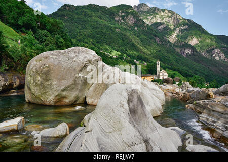 Panorama paesaggistico del romantico villaggio di Lavertezzo, Val Verzasca, Ticino, Svizzera. Chiesa, fiume, alberi verdi, e cielo blu in giugno, in estate. Foto Stock