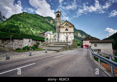 Panorama paesaggistico del romantico villaggio di Lavertezzo, Val Verzasca, Ticino, Svizzera. Chiesa, fiume, alberi verdi, e cielo blu in giugno, in estate. Foto Stock