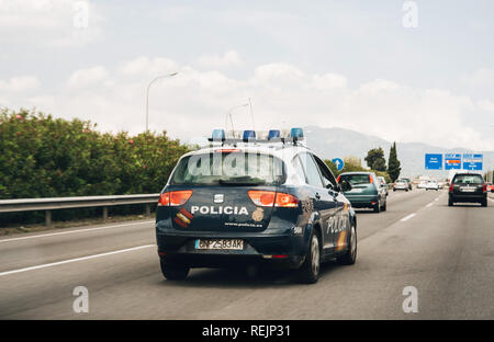 PALMA DE MALLORCA, Spagna - 10 Maggio 2018: Driver POV su la polizia Policia auto rilevamento della autostrada di spagnolo Maiorca isola su durante la stagione di vacanza Foto Stock