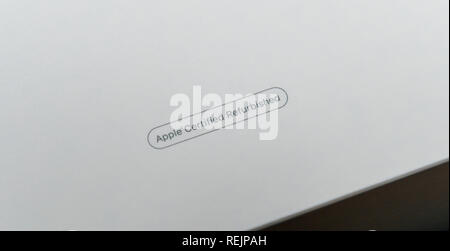 Parigi, Francia - Jan 10, 2018: prodotti ricondizionati certificati Apple logo su un bianco scatola di cartone Foto Stock