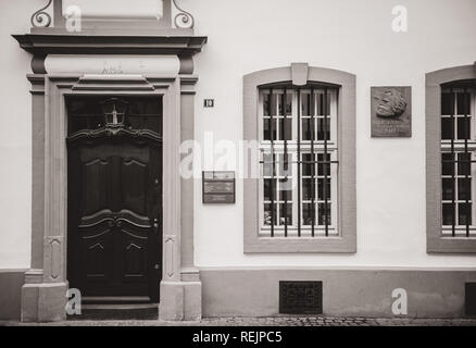 TRIER, Germania - Feb 21, 2015: una lapide commemorativa sulla facciata della casa sono stati Karl Marx, il filosofo tedesco, economista, sociologo, giornalista e socialista rivoluzionario è nato nel 1818 Foto Stock