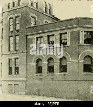 . Cacao e cioccolato; una breve storia della loro produzione e uso. Cacao; cioccolato; cbk. 64 CACAO E CIOCCOLATO. Walter Baker &AMP; Co. Ltd., non solo soddisfa le indicazioni, ma accompa- plishes anche più di quello che è richiesto per essa." C R"H 'ho il dietetico e Ifygienic Gazette dice : - "Walter Baker &AMP; Co , di Dorchester, Massachusetts, U. S. A., hanno dato anni di studio alla sapiente preparazione dei prodotti di cacao e di cioccolato, e hanno ideato macchinari e sistemi peculiari per i loro metodi di trattamento- mento, in cui la purezza, palatabilità, più alta e più carattere nutriente- istics vengono conservati. Il loro Foto Stock