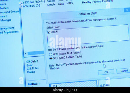 Parigi, Francia - Feb 17, 2015: POV a schermo di computer con una finestra di nuovo HDD formato disco rigido inizializzare il disco GPT con la tabella di partizione GUID Foto Stock