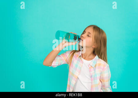 Internazionale il giorno per i bambini. Infanzia la felicità. Felice bambina. Bellezza e moda. piccolo kid fashion. piccole bambine con capelli perfetti. sensazione di sete. kid bere acqua. Fresca bellezza funky. Foto Stock