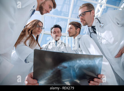 I colleghi medici guardare la x-ray del paziente Foto Stock