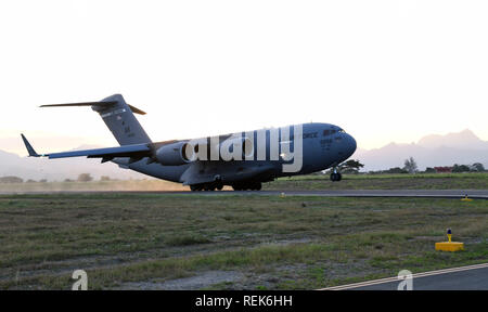 Un U.S. Air Force C-17 Globemaster III, decolla prima dell'inizio dell'aria bilaterali Exchange-Philippines Contingenti (cui BACE-P) a Cesar Basa Air Base, Filippine, Gennaio 15, 2019. Questa è la settima iterazione di cui BACE-P da U.S. Comando del pacifico ed eseguiti dai servizi centrali Pacific Air Forces. Questi scambi per promuovere l interoperabilità, su cui costruire le fondamenta di una forte USA-Filippine" alliance e riaffermare l impegno degli Stati Uniti per l'Indo-Pacifico regione. (U.S. Air Force photo by Staff Sgt. Anthony piccolo) Foto Stock