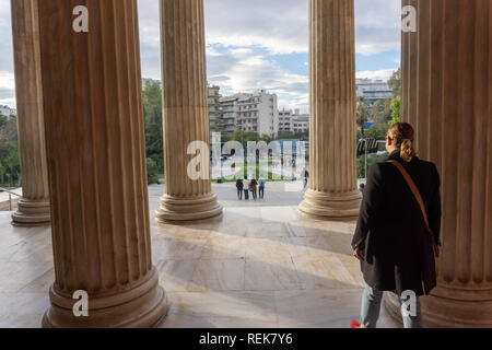 Ingresso al Museo Archeologico Nazionale di Atene. Un assoluto deve vedere per chiunque abbia la fortuna di viaggiare in Europa. Foto Stock