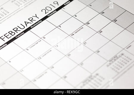 Calendario, febbraio 14, 2019 anno. San Valentino. Pagina del calendario con i cuori rossi il 14 febbraio di San Valentino. Foto Stock