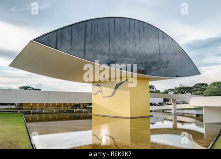 Curitiba - PR, Brasile - 16 dicembre 2018: Museum - Museu Oscar Niemeyer - MON - noto anche come museo degli occhi - Museu do Olho. Considerato il più grande MUSA Foto Stock