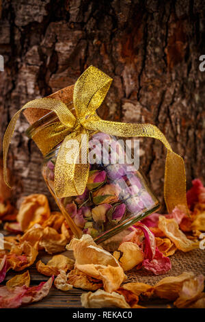 Fiore rosa tea gemme in un barattolo di vetro Foto Stock