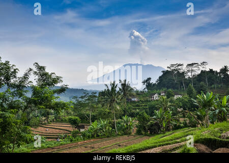 Monte Agung Lempuyang dal tempio di Bali Foto Stock