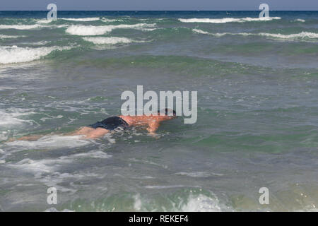 L'uomo morto disteso sul mare Foto Stock