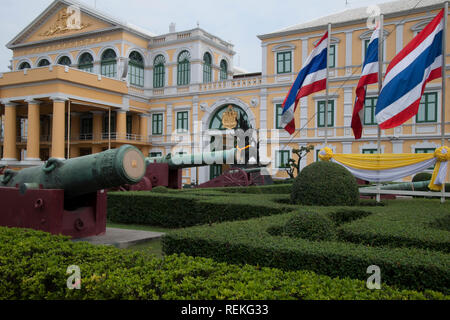 Giardino e Museo del cannone di fronte al Ministero della Difesa Foto Stock