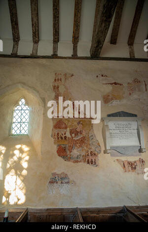 Coombes chiesa di origine sassone con affreschi medioevali nella valle Adur, West Sussex, Regno Unito Foto Stock