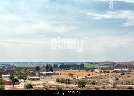 ORANIA, SUD AFRICA, 1 settembre 2018: Vista di Orania come si vede dalla Monument Hill. Le strutture sportive e le aziende agricole sono visibili Foto Stock