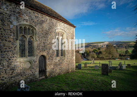 Coombes chiesa di origine sassone con affreschi medioevali nella valle Adur, West Sussex, Regno Unito Foto Stock
