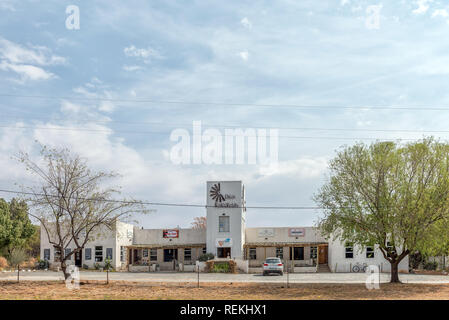 ORANIA, SUD AFRICA, 1 settembre 2018: l'unità organizzativa Karooplaas shopping centre in Orania nel nord della provincia del Capo. Un veicolo è visibile Foto Stock