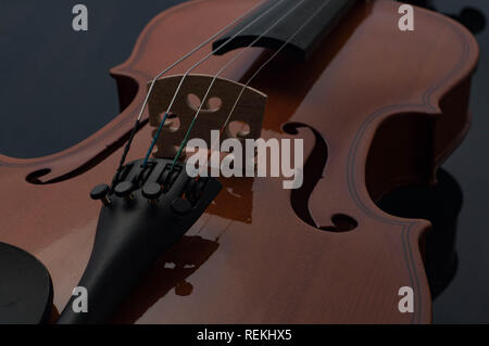 Violino strumenti musicali della orchestra closeup su nero Foto Stock