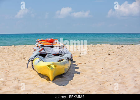 Giallo kayak sulla spiaggia sabbiosa. Il concetto di riposo attivo. Foto Stock