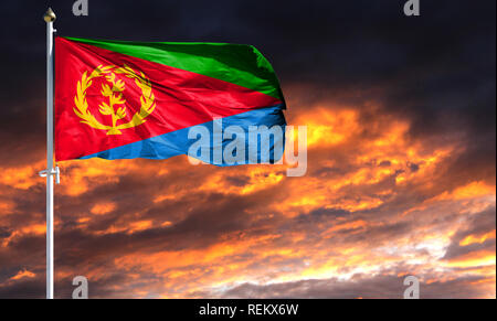 Bandiera dell'Eritrea sul pennone che fluttua nel vento contro un colorato Cielo di tramonto. Foto Stock