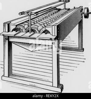 . Cirtus frutti sotto irragation. Agrumi; frutti-coltura. 00 Â§Z5 â ¢ /-** Â Â"â 1 l^iiJ^Ub TKUiiv-^ UlNUll/K iKKlUAllUlN 25 24 il quale la frutta viene impaccata per mercato, autocarri per il trasporto di scatole da e per l'ordinamento di scomparti, o tramogge; vasche di lavaggio e spazzole per la pulizia di frutta; elevatori e trasportatori per con- veying la frutta per le diverse macchine; pesatura automatica e scale di registrazione; macchine utilizzate per la verifica della presenza di frutta satinato; cinghie per il trasporto di scatole; presse per cov- ering le caselle; infatti, circa ogni tipo di dispositivo pratico che è stato inventato per Foto Stock