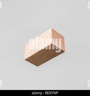 Business & design concept - geometrica astratta vero legno flottante cuboide isolato su sfondo, non è 3D render. Foto Stock
